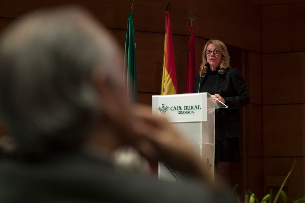 La sede central de la caja de ahorros fue el escenario de la entrega de los premios a la excelencia académica en un emotivo acto presentado por la periodista Encarna Ximénez de Cisneros.