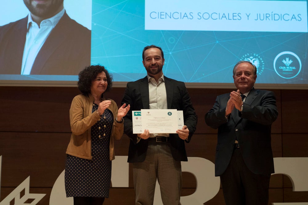 La sede central de la caja de ahorros fue el escenario de la entrega de los premios a la excelencia académica en un emotivo acto presentado por la periodista Encarna Ximénez de Cisneros.