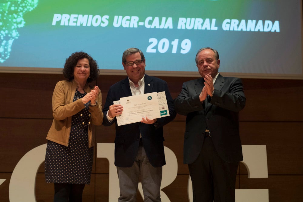 La sede central de la caja de ahorros fue el escenario de la entrega de los premios a la excelencia académica en un emotivo acto presentado por la periodista Encarna Ximénez de Cisneros.