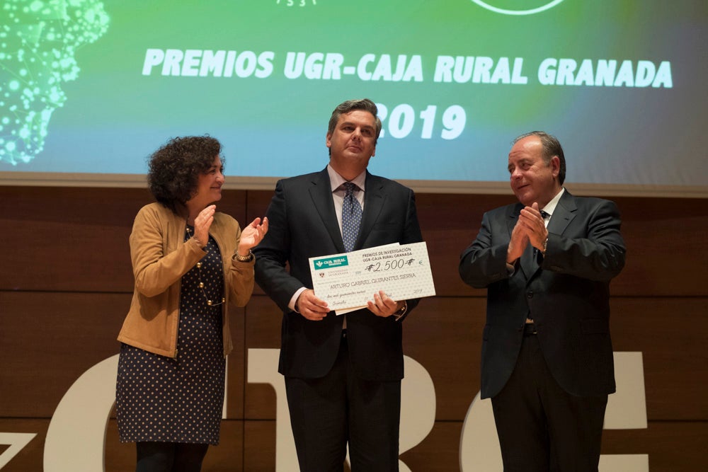 La sede central de la caja de ahorros fue el escenario de la entrega de los premios a la excelencia académica en un emotivo acto presentado por la periodista Encarna Ximénez de Cisneros.