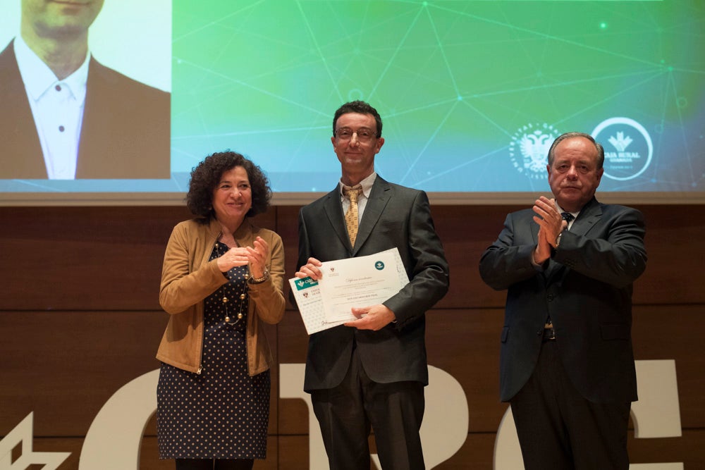 La sede central de la caja de ahorros fue el escenario de la entrega de los premios a la excelencia académica en un emotivo acto presentado por la periodista Encarna Ximénez de Cisneros.