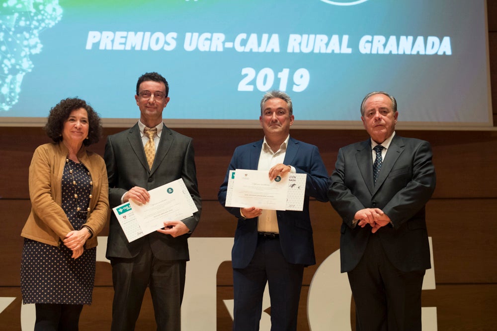 La sede central de la caja de ahorros fue el escenario de la entrega de los premios a la excelencia académica en un emotivo acto presentado por la periodista Encarna Ximénez de Cisneros.