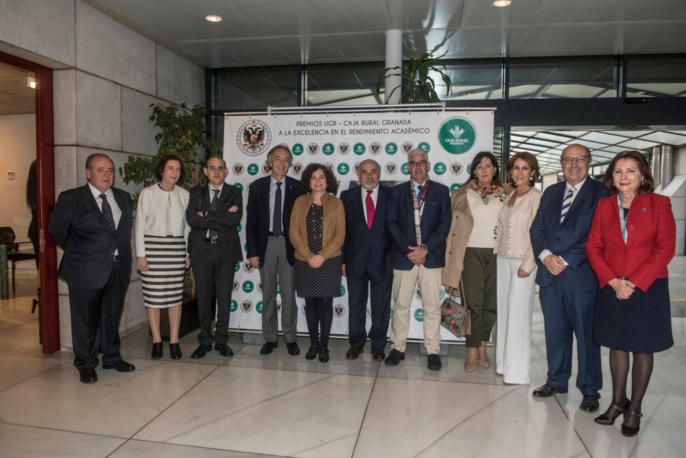 La sede central de la caja de ahorros fue el escenario de la entrega de los premios a la excelencia académica en un emotivo acto presentado por la periodista Encarna Ximénez de Cisneros.