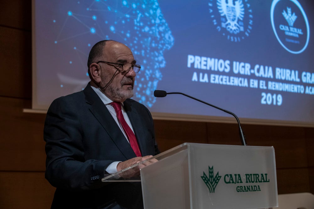 La sede central de la caja de ahorros fue el escenario de la entrega de los premios a la excelencia académica en un emotivo acto presentado por la periodista Encarna Ximénez de Cisneros.