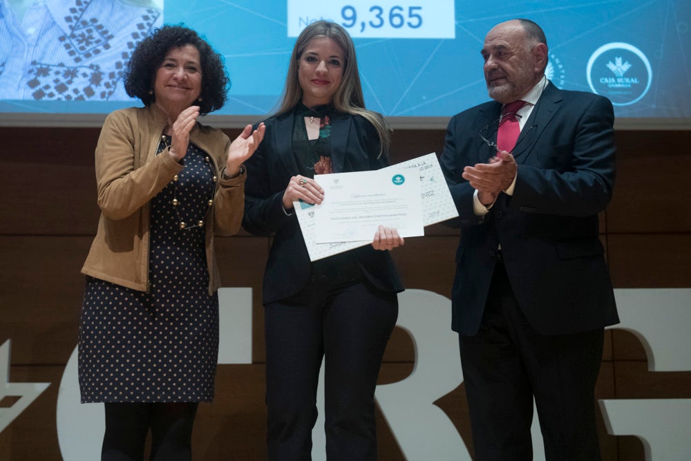 La sede central de la caja de ahorros fue el escenario de la entrega de los premios a la excelencia académica en un emotivo acto presentado por la periodista Encarna Ximénez de Cisneros.