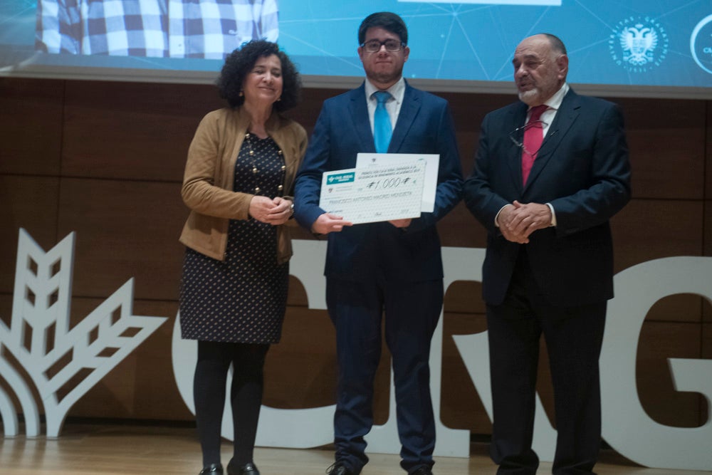 La sede central de la caja de ahorros fue el escenario de la entrega de los premios a la excelencia académica en un emotivo acto presentado por la periodista Encarna Ximénez de Cisneros.