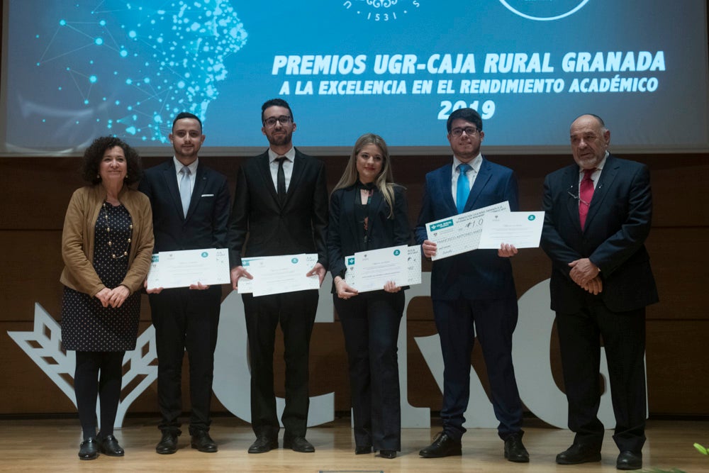 La sede central de la caja de ahorros fue el escenario de la entrega de los premios a la excelencia académica en un emotivo acto presentado por la periodista Encarna Ximénez de Cisneros.