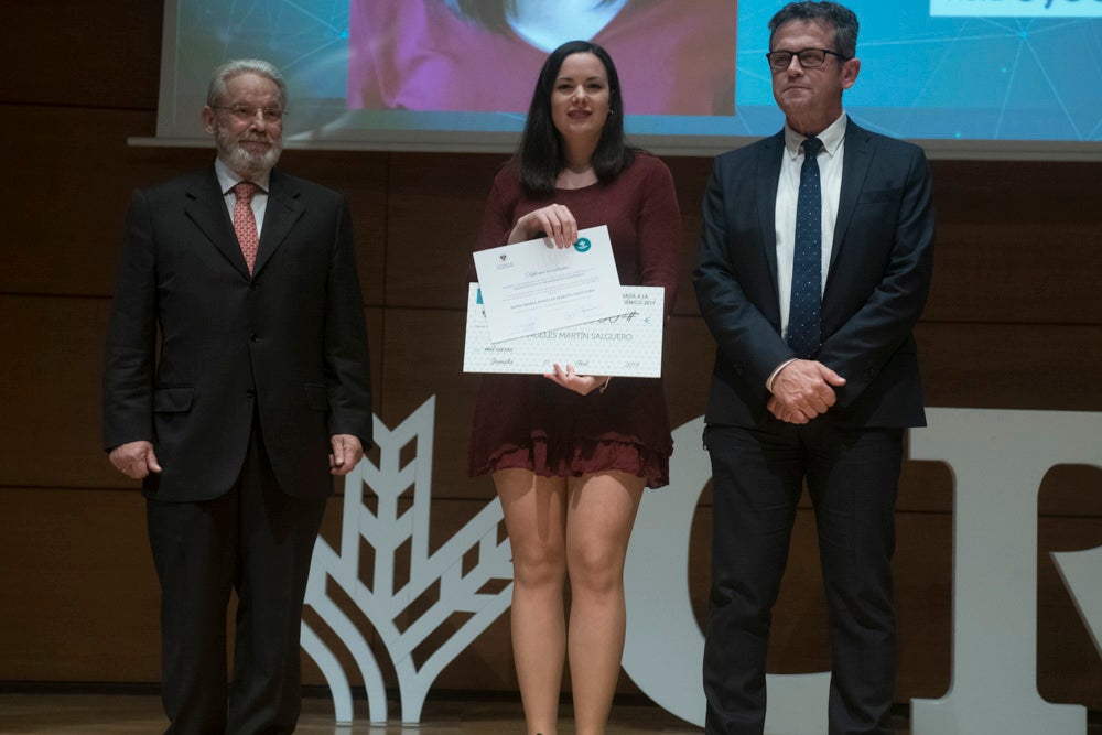 La sede central de la caja de ahorros fue el escenario de la entrega de los premios a la excelencia académica en un emotivo acto presentado por la periodista Encarna Ximénez de Cisneros.