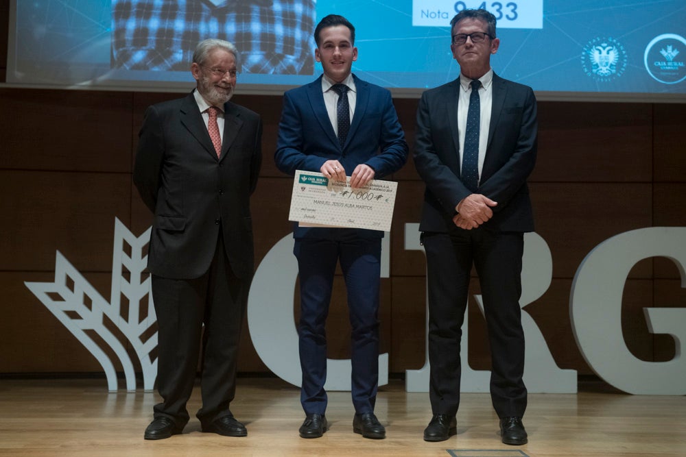 La sede central de la caja de ahorros fue el escenario de la entrega de los premios a la excelencia académica en un emotivo acto presentado por la periodista Encarna Ximénez de Cisneros.