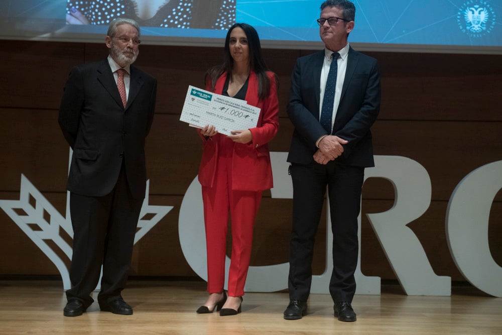 La sede central de la caja de ahorros fue el escenario de la entrega de los premios a la excelencia académica en un emotivo acto presentado por la periodista Encarna Ximénez de Cisneros.