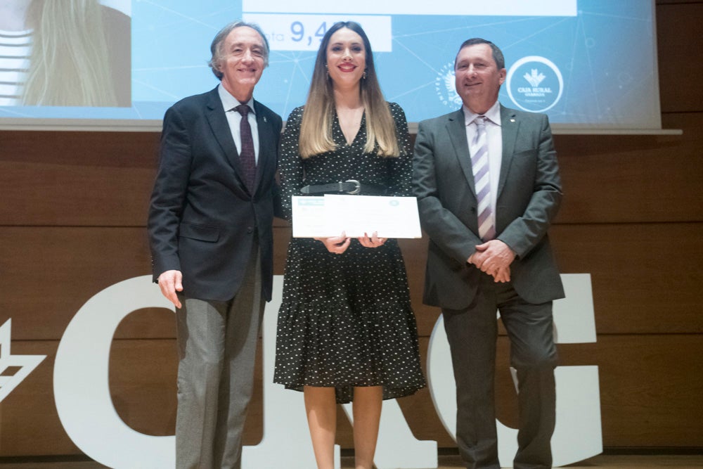 La sede central de la caja de ahorros fue el escenario de la entrega de los premios a la excelencia académica en un emotivo acto presentado por la periodista Encarna Ximénez de Cisneros.