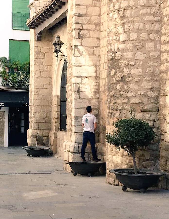 Joven miccionando en la fachada de la iglesia de San Ildefonso, en pleno centro de Jaén, el pasado noviembre. 