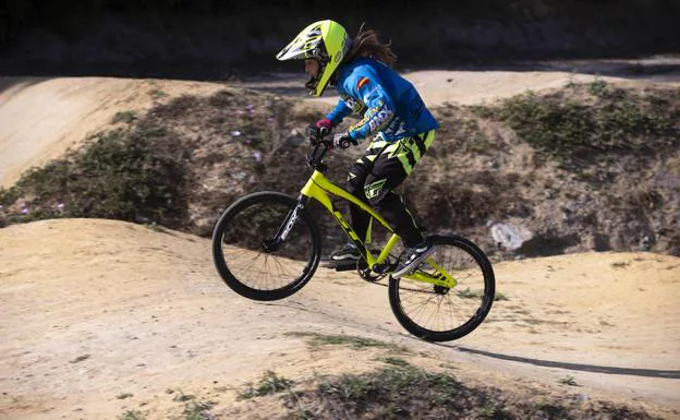 Ana se ejercita en el circuito de su localidad, Almuñécar. 