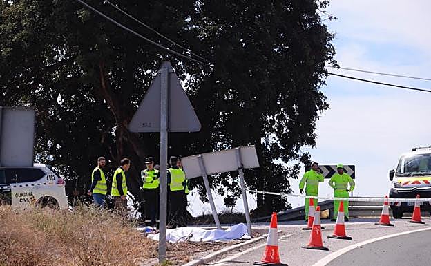 Imagen. Escena del accidente mortal de un motorista en Salobreña.