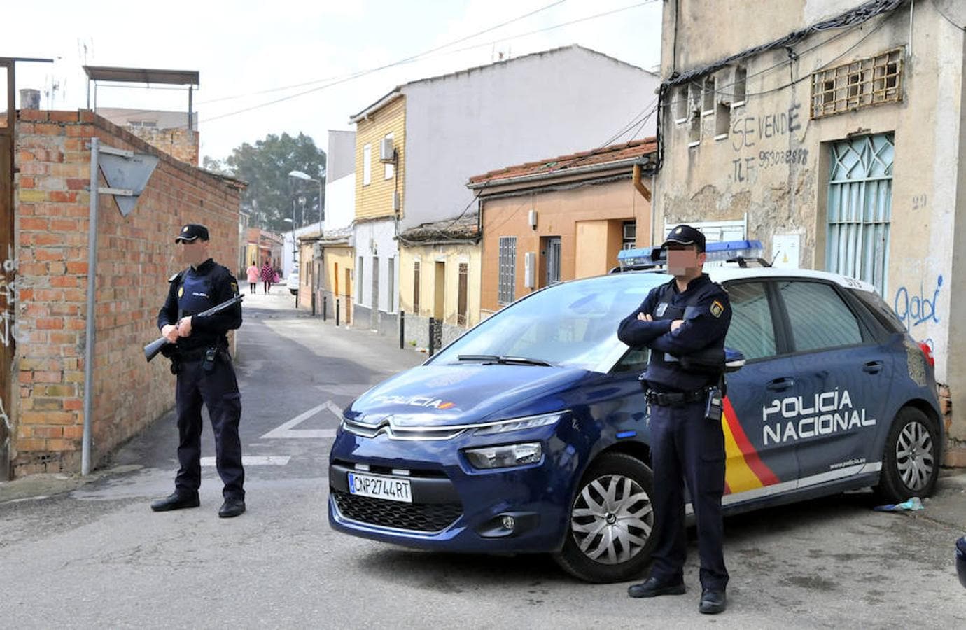 Un tiroteo en Linares acaba con impactos de bala en una vivienda y en un coche