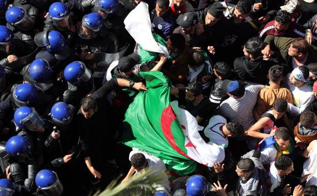 Miles de argelinos se manifiestan contra el presidente argelino, Abdelaziz Buteflika.