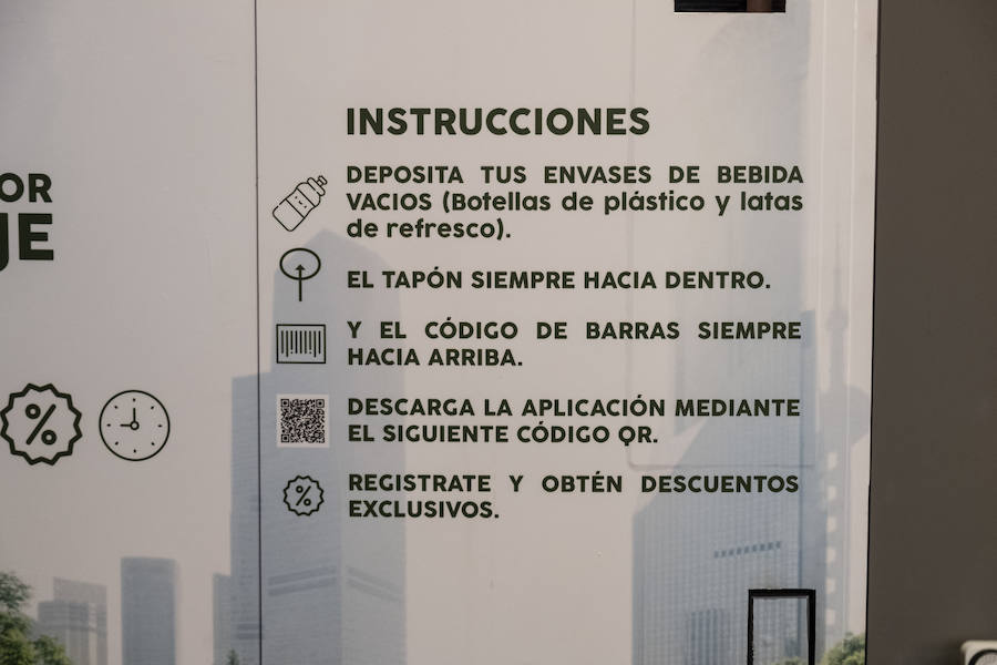 3. Instrucciones: el tapón debe ir siempre hacia dentro y el código de barras siempre hacia arriba, de lo contrario la máquina no reconocerá el material que estamos introduciendo.
