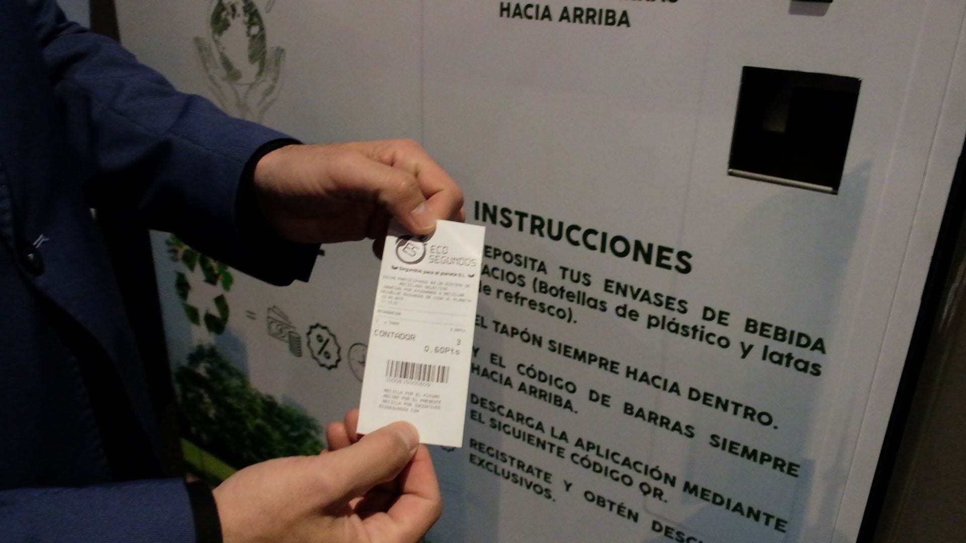 '5. Comprobamos que el ticket tiene los 'ecosegundos' correspondientes a los productos reciclados y lo guardamos para su posterior escaneo.