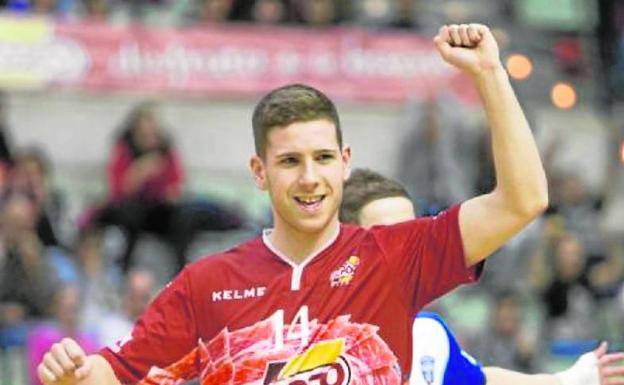 Fernando Aguilera celebra un gol con El Pozo Murcia. 