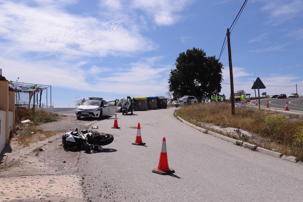 Un hombre ha perdido la vida al salirse de la vía y chocar contra una señal de tráfico