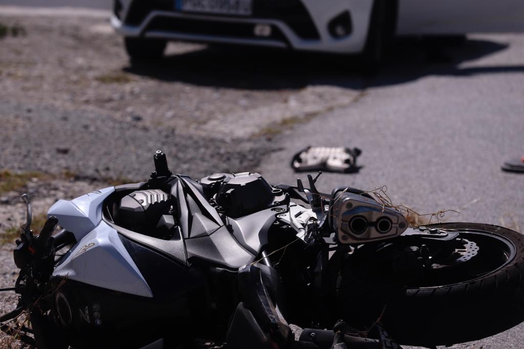 Un hombre ha perdido la vida al salirse de la vía y chocar contra una señal de tráfico