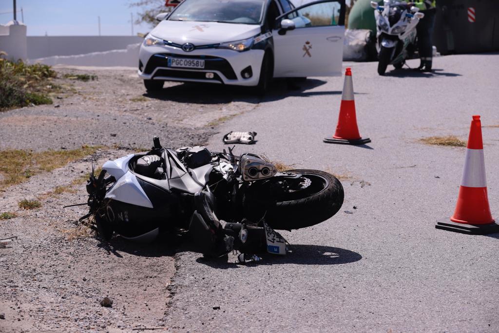 Un hombre ha perdido la vida al salirse de la vía y chocar contra una señal de tráfico