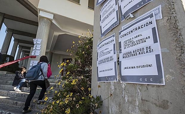 Carteles dispuestos por la Facultad en señal de rechazo ante los posibles casos de acoso.