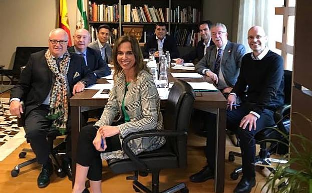 Rocío Díaz, en primer plano, junto a los portavoces del empresariado en la reunión mantenida esta mañana. 