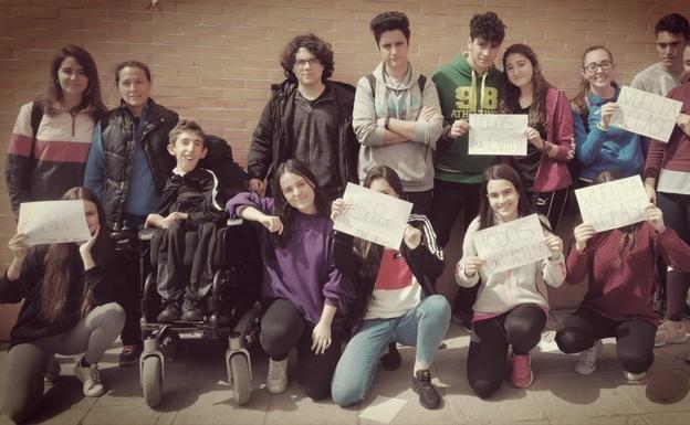 Alumnos de un instituto de Granada recogen firmas para que un compañero con atrofia muscular espinal pueda volver a clase