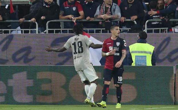 Moise Kean se queda inmóvil frente a los aficionados, con los brazos abiertos, tras marcar un gol. 