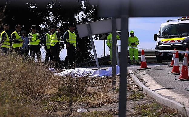 El motorista murió tras chocar contra una señal de tráfico