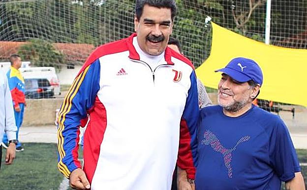 Nicolás Maduro y Diego Armando Maradona. 