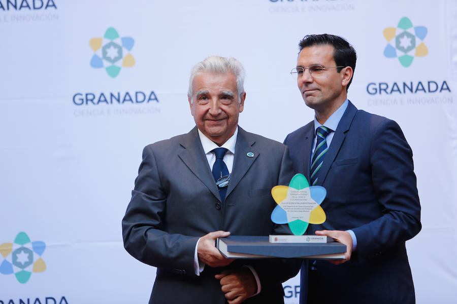 Los premios Granada, ciudad de la Ciencia y la Innovación cumplen su segunda edición con la buena noticia de que se han presentado el doble de candidaturas que en la primera. El patio del Ayuntamiento acogió la entrega, que contó con una divertida actuación