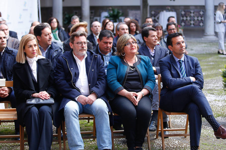 Los premios Granada, ciudad de la Ciencia y la Innovación cumplen su segunda edición con la buena noticia de que se han presentado el doble de candidaturas que en la primera. El patio del Ayuntamiento acogió la entrega, que contó con una divertida actuación