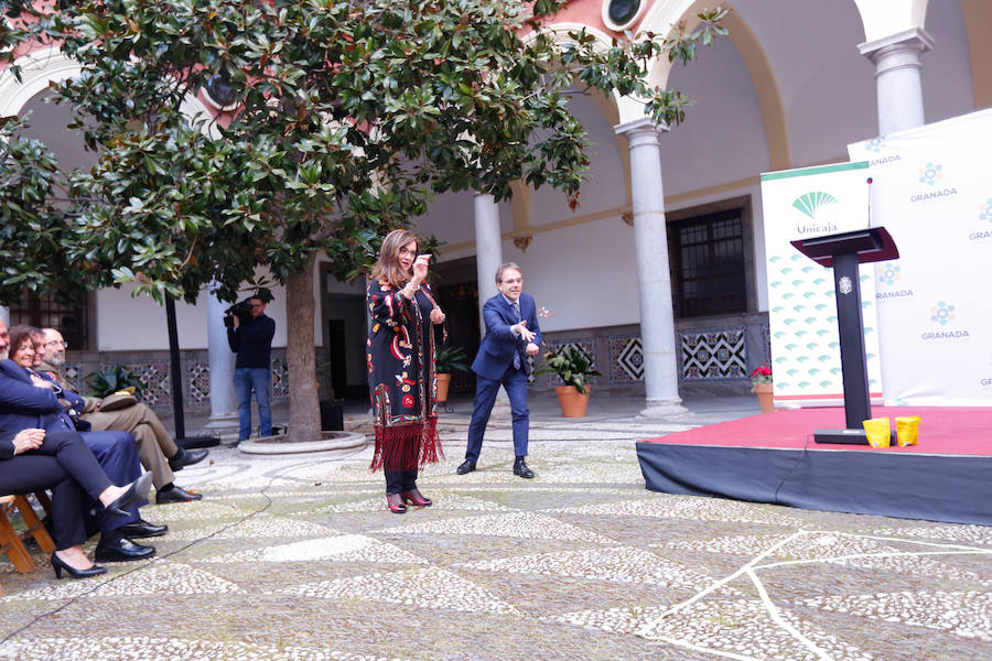 Los premios Granada, ciudad de la Ciencia y la Innovación cumplen su segunda edición con la buena noticia de que se han presentado el doble de candidaturas que en la primera. El patio del Ayuntamiento acogió la entrega, que contó con una divertida actuación