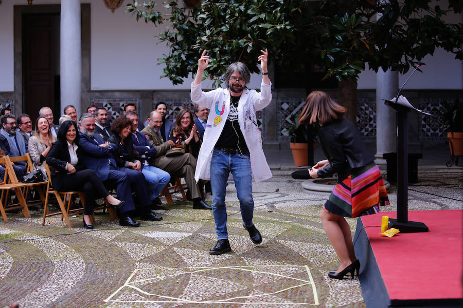 Los premios Granada, ciudad de la Ciencia y la Innovación cumplen su segunda edición con la buena noticia de que se han presentado el doble de candidaturas que en la primera. El patio del Ayuntamiento acogió la entrega, que contó con una divertida actuación