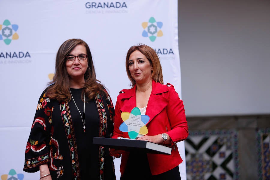 Los premios Granada, ciudad de la Ciencia y la Innovación cumplen su segunda edición con la buena noticia de que se han presentado el doble de candidaturas que en la primera. El patio del Ayuntamiento acogió la entrega, que contó con una divertida actuación