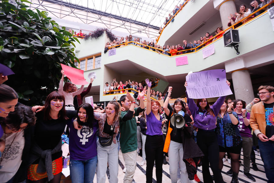 Masiva concentración en la facultad de Educación contra los presuntos casos de acoso denunciados en la facultad de Educación.