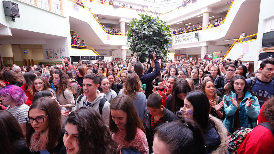 Masiva concentración en la facultad de Educación contra los presuntos casos de acoso denunciados en la facultad de Educación.