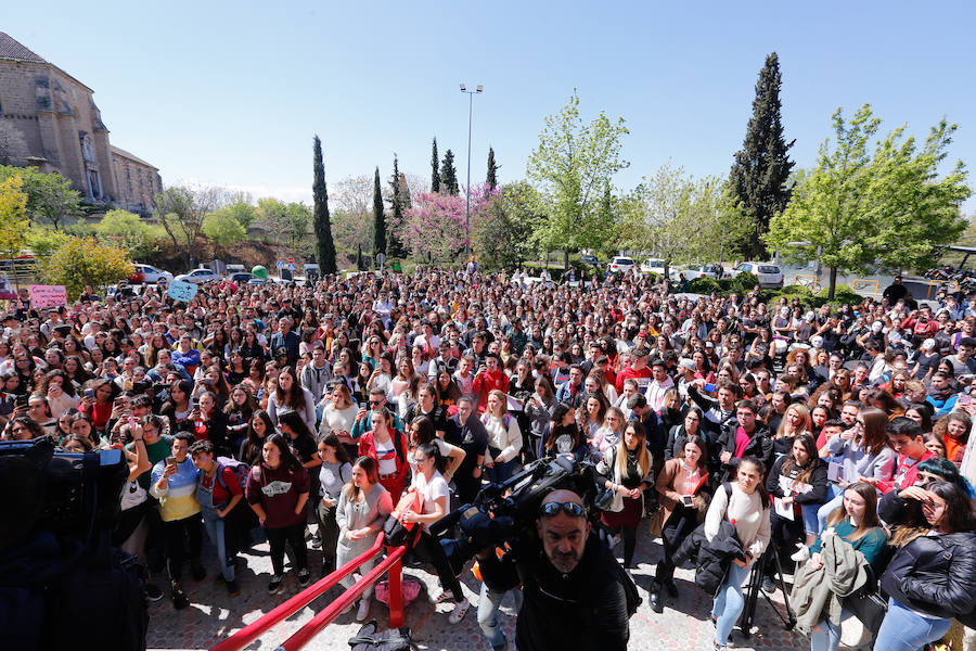 Masiva concentración en la facultad de Educación contra los presuntos casos de acoso denunciados en la facultad de Educación.