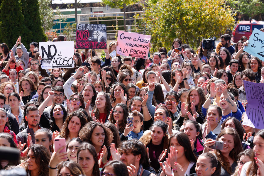 Masiva concentración en la facultad de Educación contra los presuntos casos de acoso denunciados en la facultad de Educación.