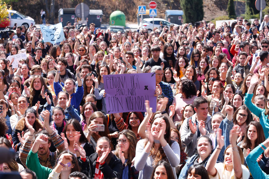 Masiva concentración en la facultad de Educación contra los presuntos casos de acoso denunciados en la facultad de Educación.