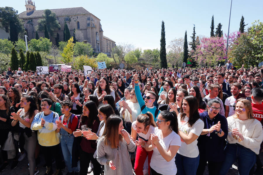 Masiva concentración en la facultad de Educación contra los presuntos casos de acoso denunciados en la facultad de Educación.