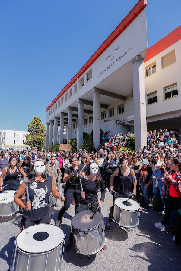 Masiva concentración en la facultad de Educación contra los presuntos casos de acoso denunciados en la facultad de Educación.