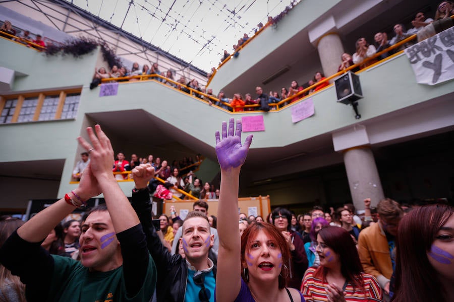 Masiva concentración en la facultad de Educación contra los presuntos casos de acoso denunciados en la facultad de Educación.