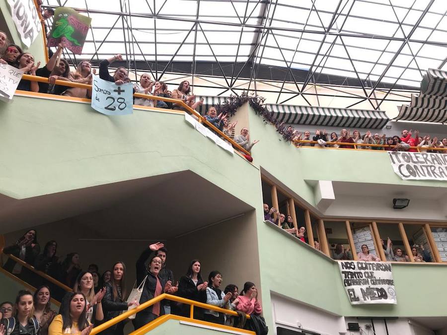 Masiva concentración en la facultad de Educación contra los presuntos casos de acoso denunciados en la facultad de Educación.