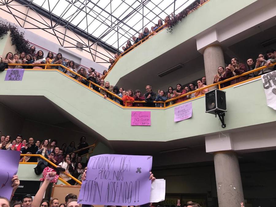 Masiva concentración en la facultad de Educación contra los presuntos casos de acoso denunciados en la facultad de Educación.