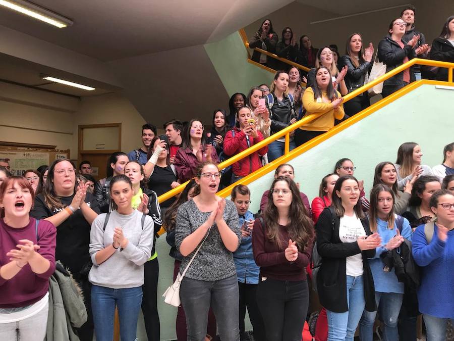 Masiva concentración en la facultad de Educación contra los presuntos casos de acoso denunciados en la facultad de Educación.