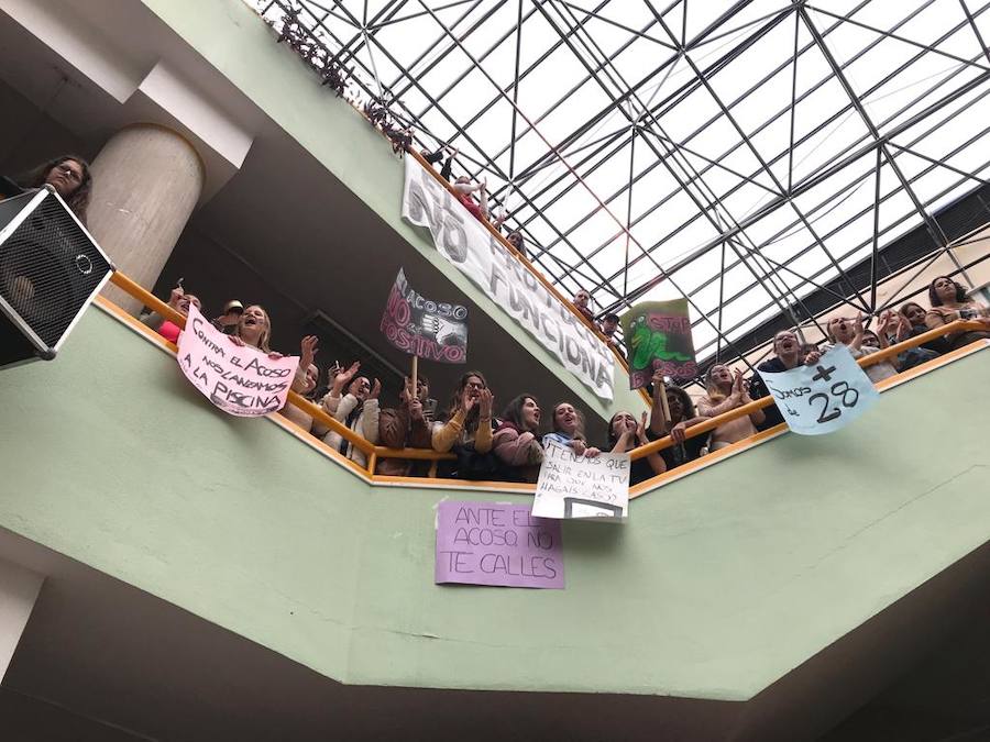 Masiva concentración en la facultad de Educación contra los presuntos casos de acoso denunciados en la facultad de Educación.