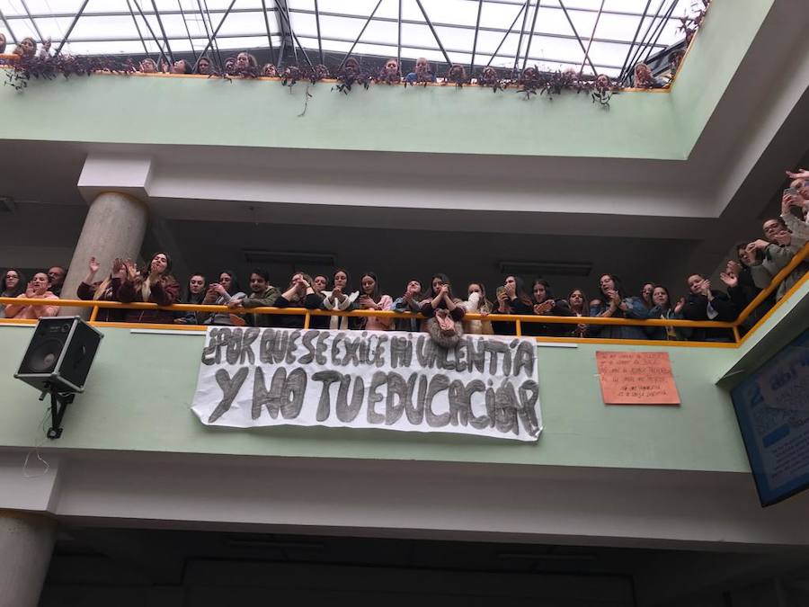 Masiva concentración en la facultad de Educación contra los presuntos casos de acoso denunciados en la facultad de Educación.